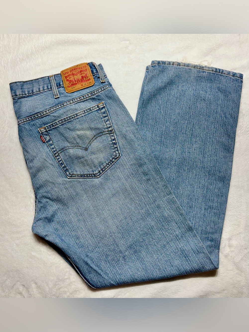 569 Levi's Men's Blue Light Wash Denim Straight Relaxed Fit Jeans